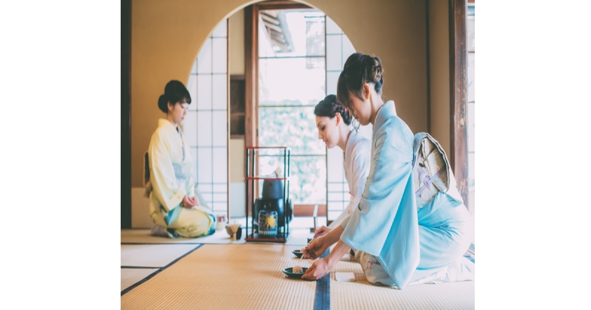 An illustration of two Japanese people in a tea room, comfortable in a moment of silence ("ma"), representing the unique role of pauses in Japanese communication.