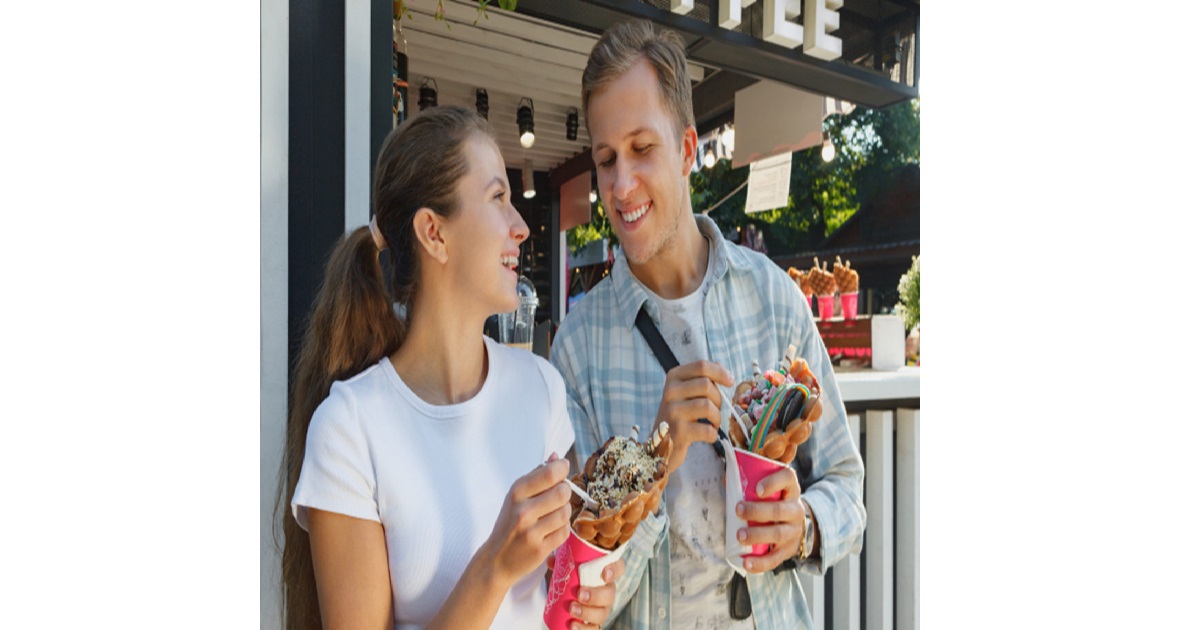 An illustration showing the unspoken Japanese etiquette rule against eating while walking, highlighting a cultural difference for foreigners visiting Japan.